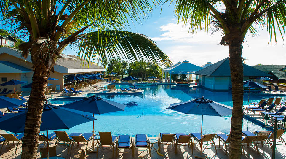 nos dias de Sol, a piscina principal é o lugar mais cobiçado do resortnos dias de Sol, a piscina principal é o lugar mais cobiçado do resort