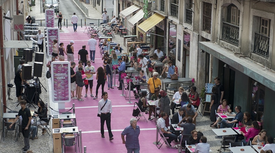 Rua cor-de-rosa em Lisboa