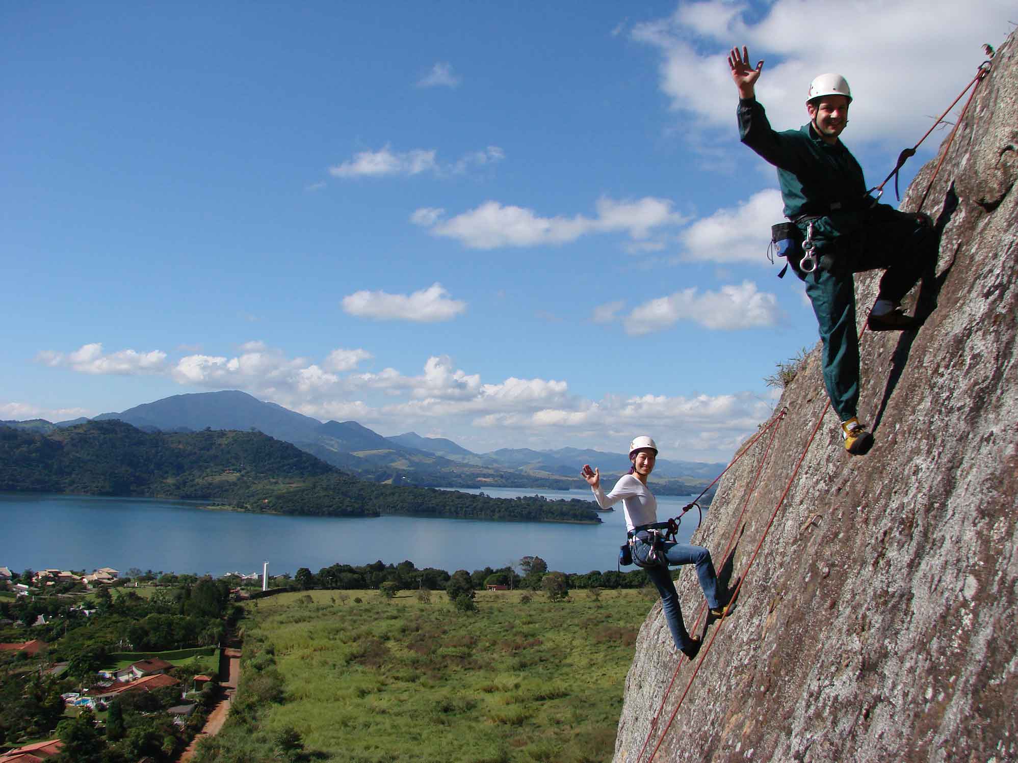 Quem é iniciante no esporte pode realizar um curso de 4 aulas teóricas-práticas Escalada em Bragança (Foto: André Prata)
