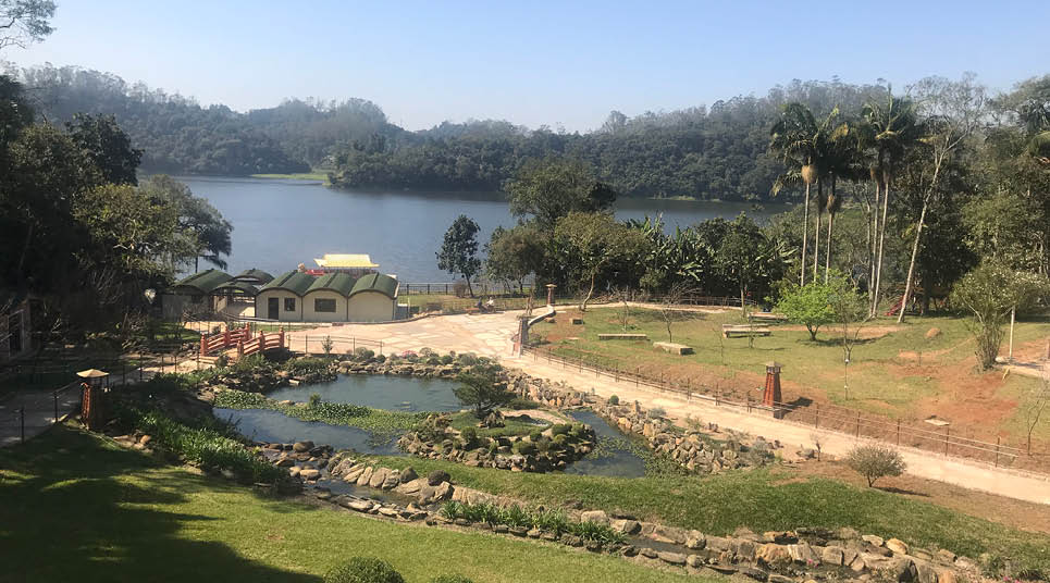 A Torre de Miroku está localizada às margens da Represa Billings Represa Billings