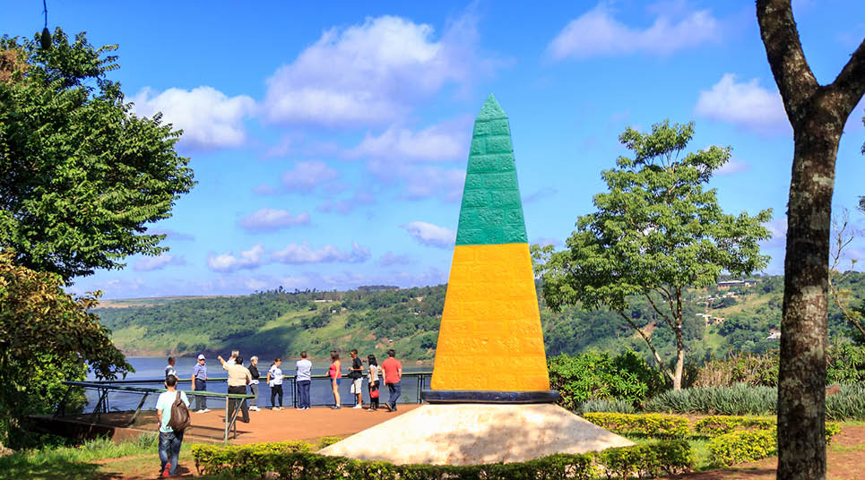 O Marco das três Fronteiras reúne um obelisco e uma fonte, além de belas paisagens Marco das Três Fronteiras