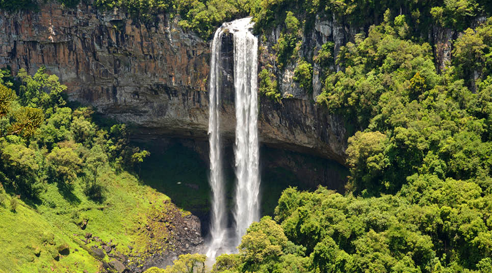 As belas paisagens naturais também fazem parte dos passeios em Canela Cascata do Caracol