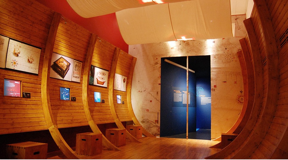Interior de uma caravela é uma das salas expositivas do Museu dos Descobrimentos