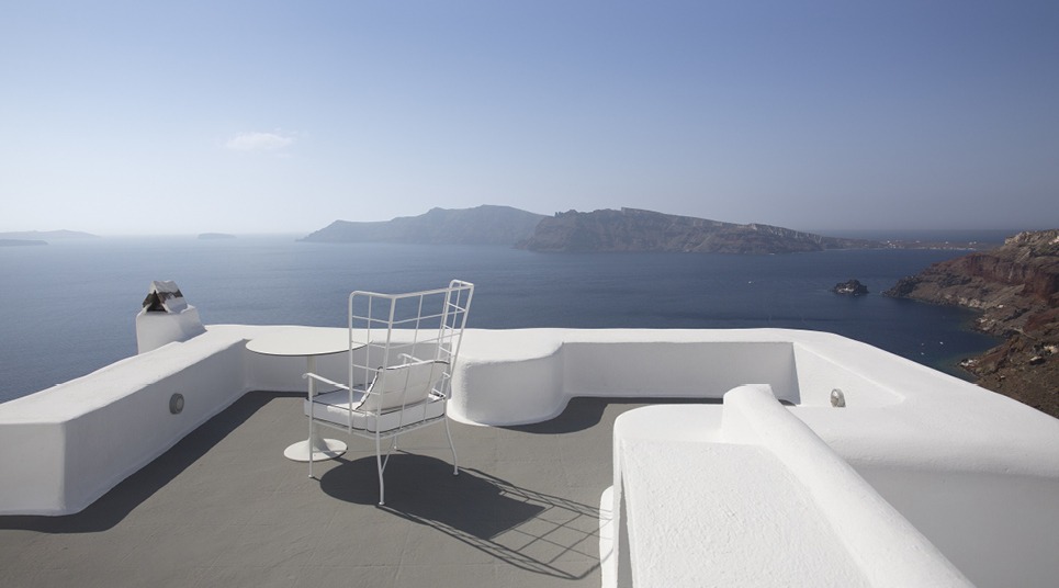 O Kirini Santorini oferece terraços de vários andares no topo do penhasco Kirini Santorini