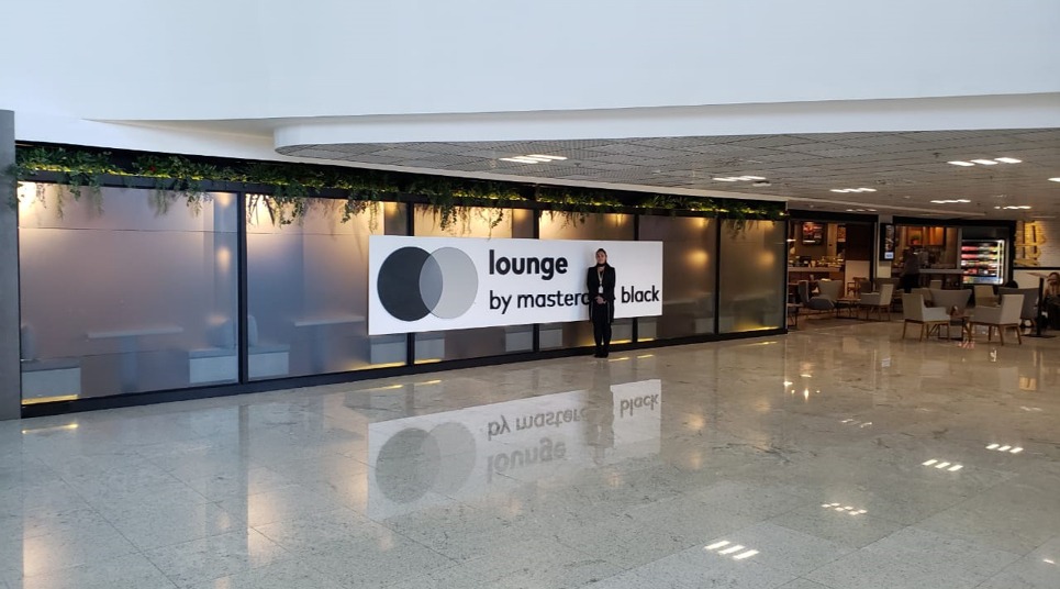 Entrada da sala vip da Mastercard em Guarulhos