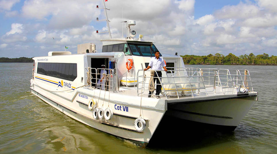 Para chegar à Ilha de Marajó a partir de Belém, os turistas podem pegar catamarãs de alta velocidade Os passeios são feitos em barcos modernos
