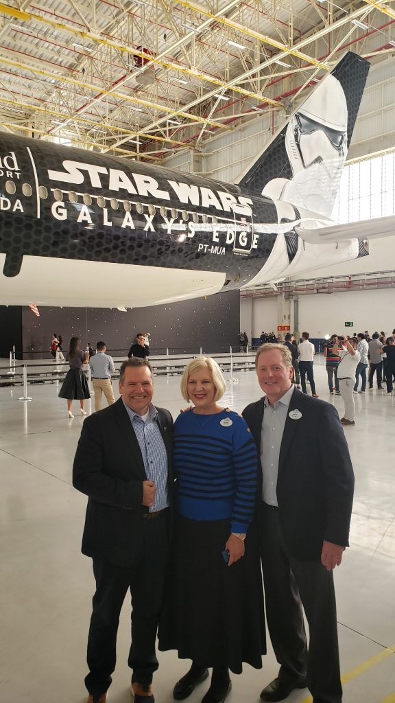 Executivos da Latam em frente ao avião de Star Wars