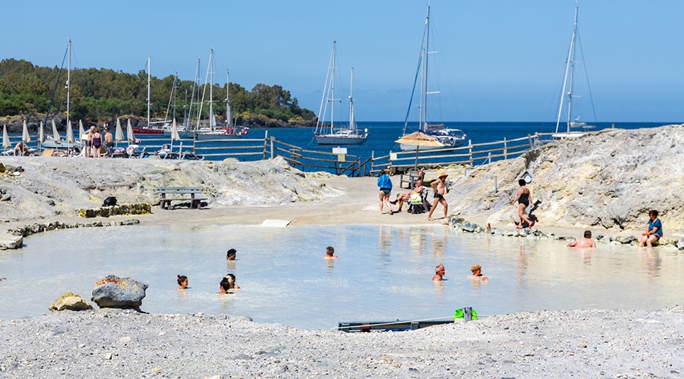 A ilha de Vulcano se destaca por suas lamas medicinais e seus banhos quentes Banho de lama na ilha de Vulcano