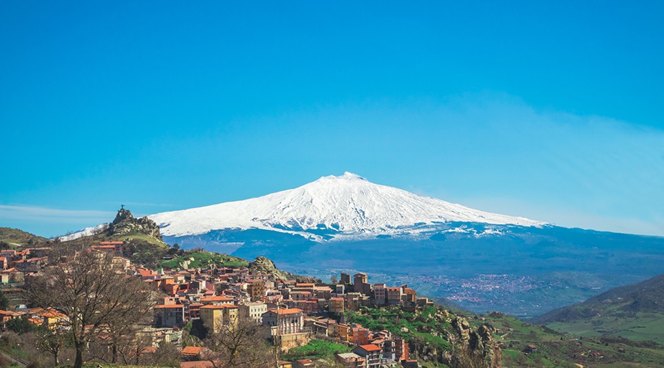 O Monte Etna é o vulcão mais alto e ativo da Europa, com 3.350 metros Monte Etna