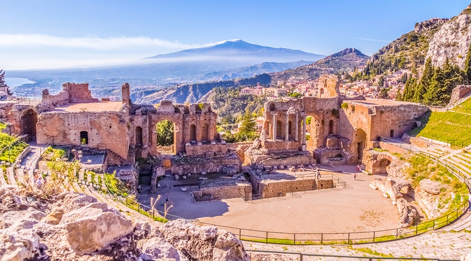 Taormina sem dúvida deve estar inclusa em seu roteiro pelo Sul da Itália Teatro em Taormina com o Monte Etna ao fundo