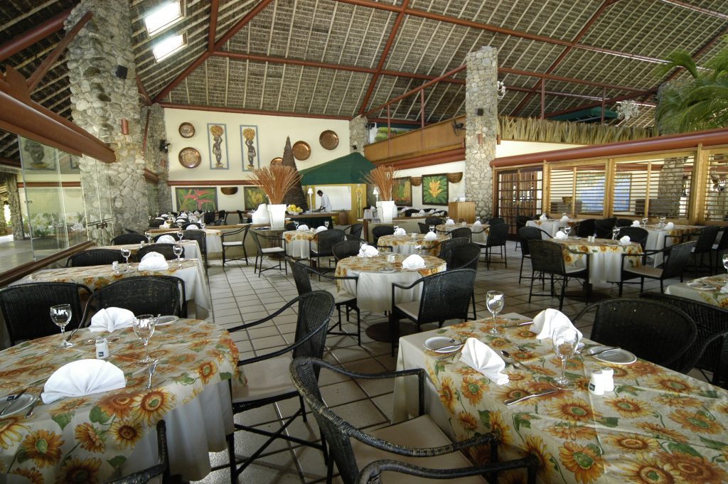 O resort conta com quatro restaurantes e dois bares Restaurante Escuna