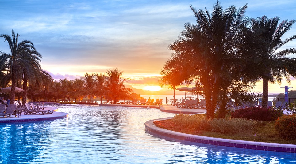 Que tal essa vista ao acordar no resort? Piscina do resort ao nascer do sol