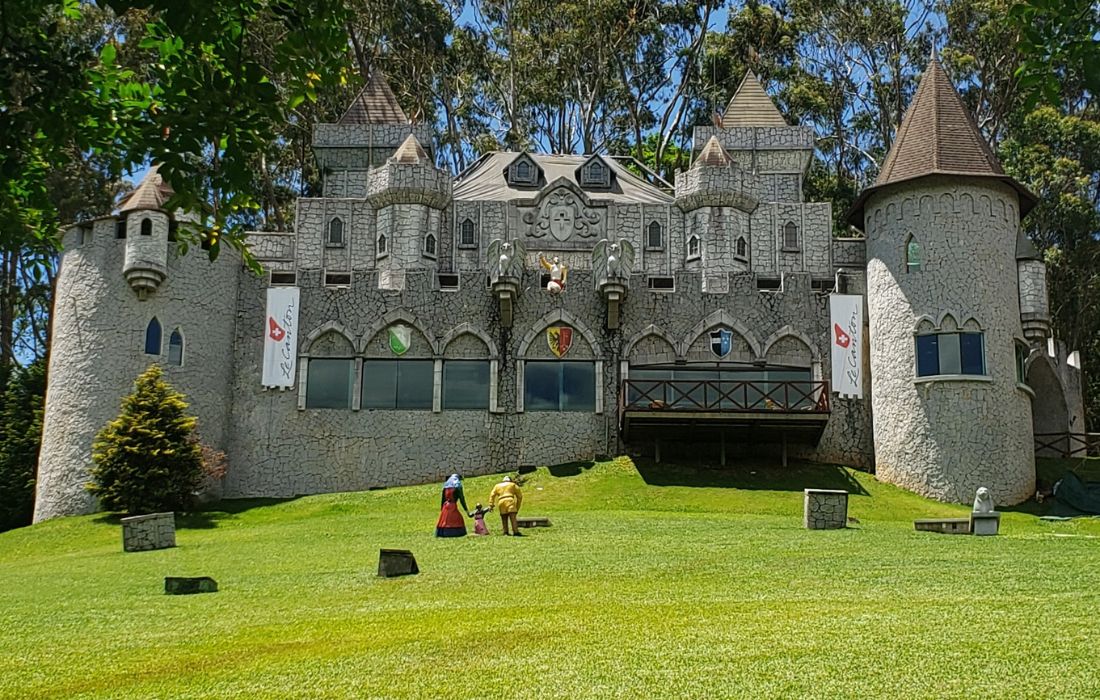 castelo medieval é um dos destaques do resort le Canton