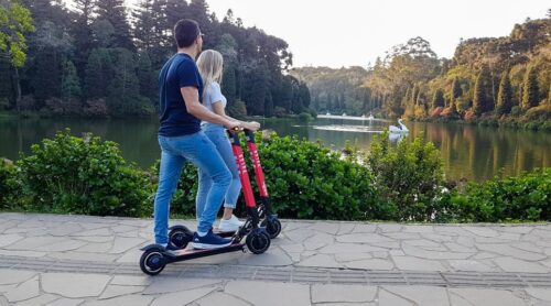 Passeio de patinete no Lago Negro