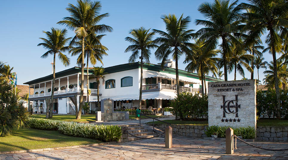 O Casa Grande está localizado na praia da Enseada (SP) Fachada do Casa Grande