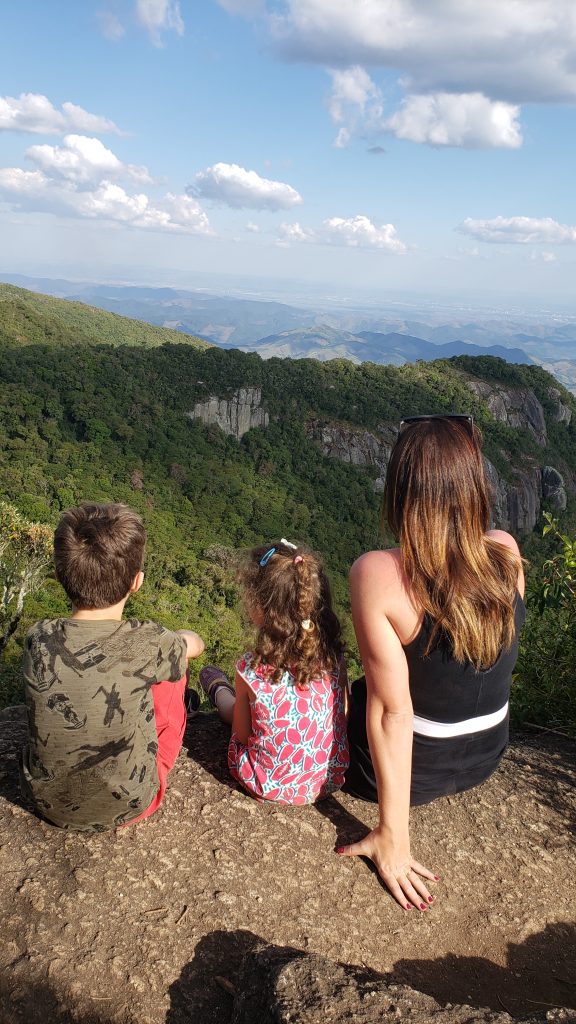 Reúna a família para admirar a vista das montanhas Trilha da Pedra Redonda