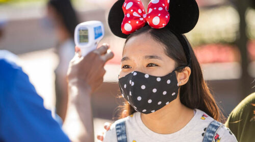 Visitante medindo temperatura nos parques da Disney