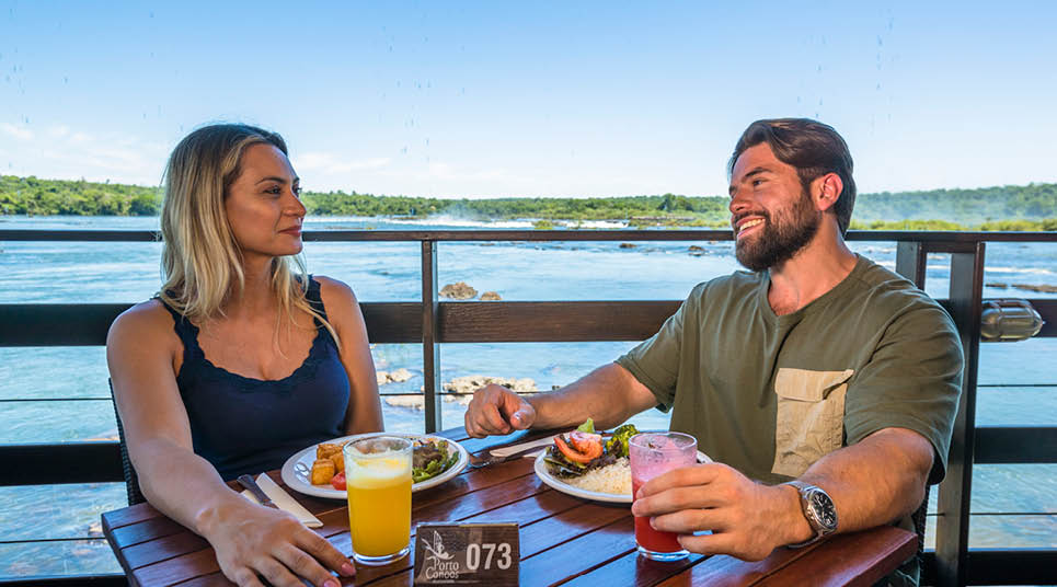 Almoço no deque de madeira com vista para o Rio Iguaçu e a Mata Atlântica Lanchonete nas Cataratas