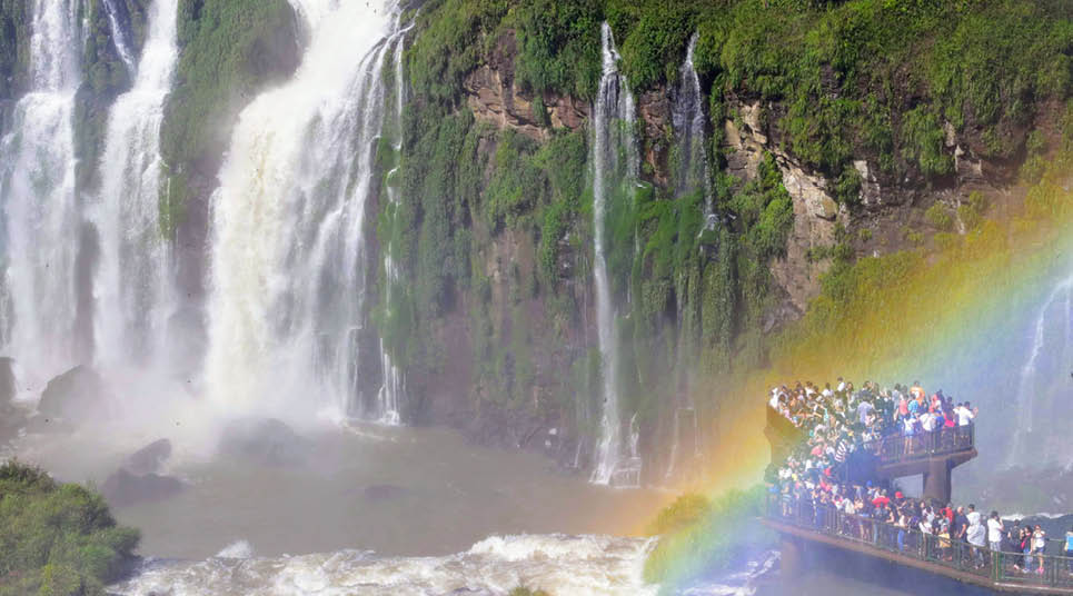 É impossível não se molhar com a proximidade das quedas d'água Cataratas