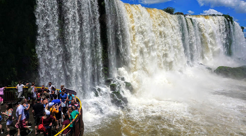 Os turistas têm vistas privilegiadas das quedas d'água