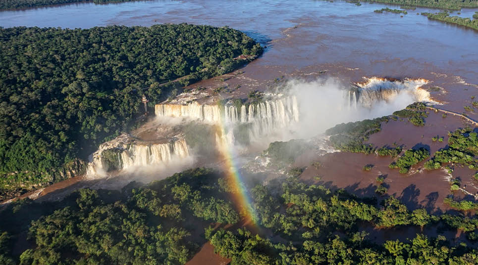 Arco-íris são frequentemente vistos nas Cataratas Vista panorâmica das Cataratas