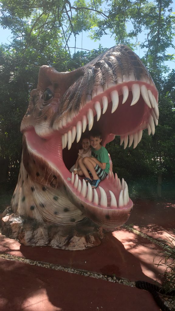 As crianças adoram tirar fotos com os dinossauros Parque dos Dinossauros