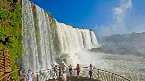 Turistas admiram a vista das Cataratas do Iguaçu