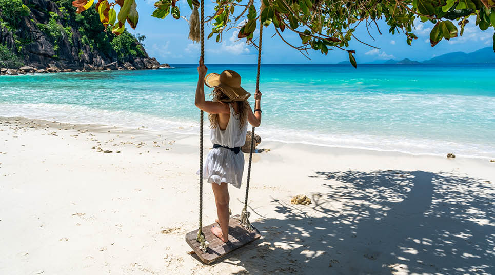 Turista aproveita a vista do mar em Mahé, nas Ilhas Seychelles