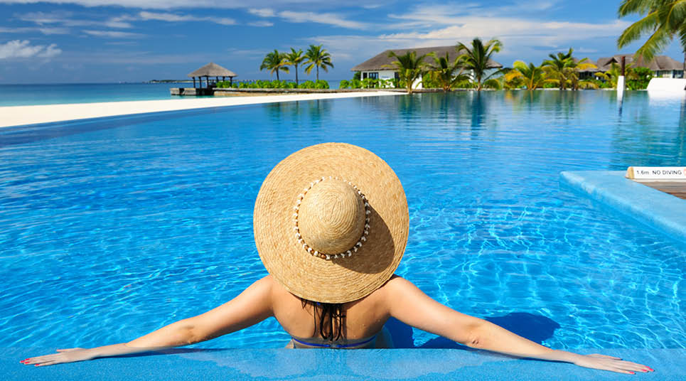 Mulher relaxando na piscina