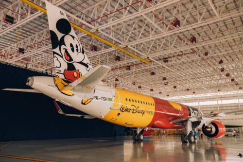 O avião Mickey Mouse nas Nuvens