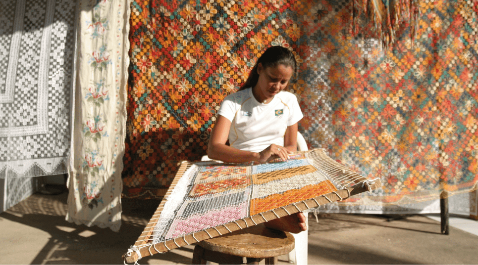 Em Maceió, compre o bordado filé feito pelos artesãos locais