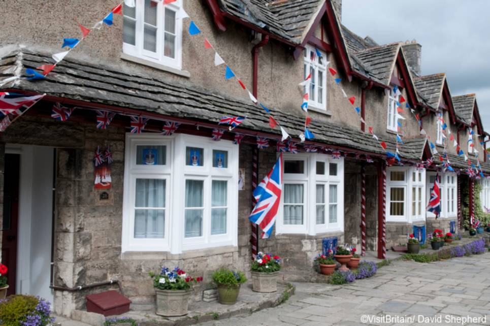 Casas em Dorset enfeitadas com bandeiras do Reino Unido 