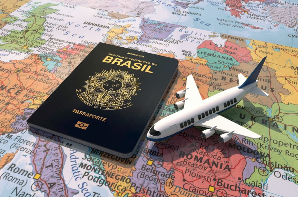 Mapa do Brasil com avião e passaporte em cima