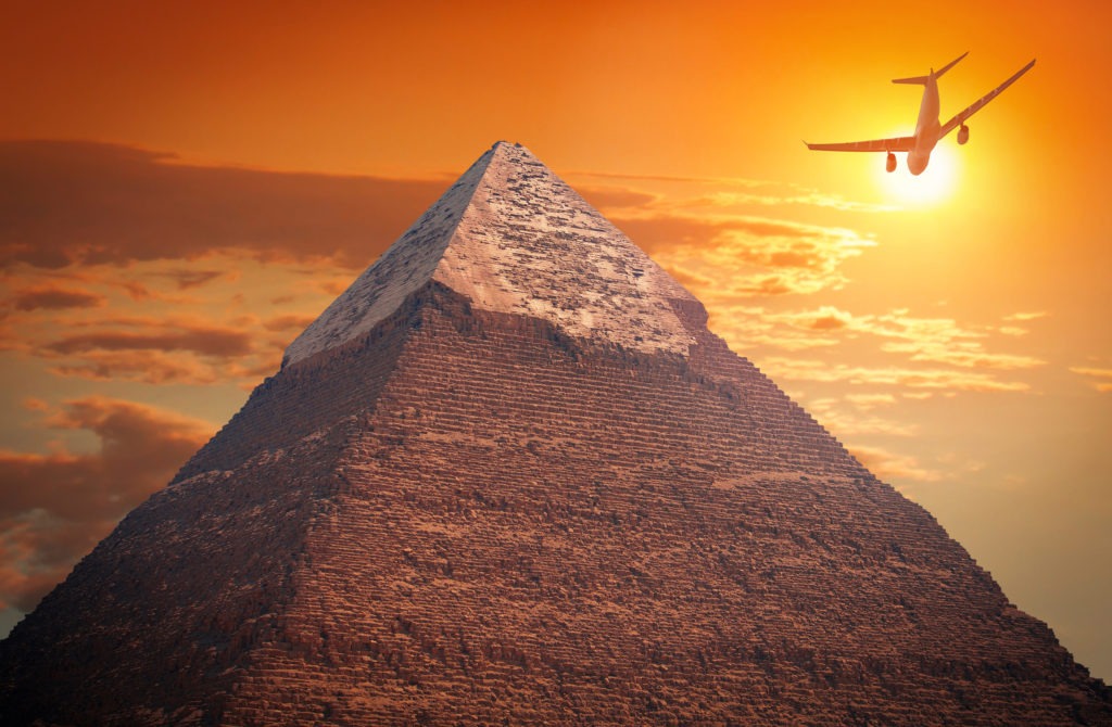 Avião voando sobre as pirâmides do Egito