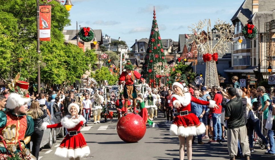 Às sextas, sábados e domingos, às 15h, a Parada de Natal ganha a avenida Borges de Medeiros, em Gramado