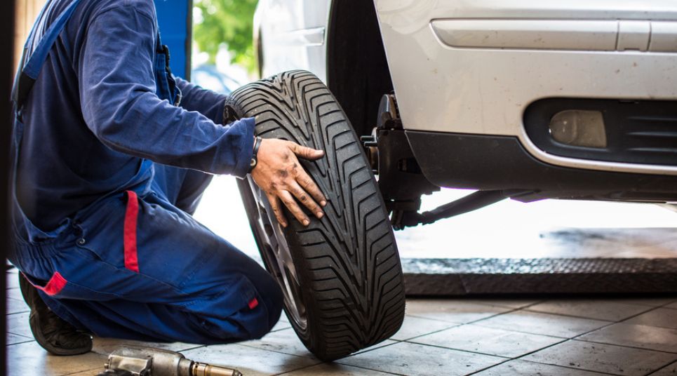 Os pneus devem estar em bom estado antes de viajar de carro