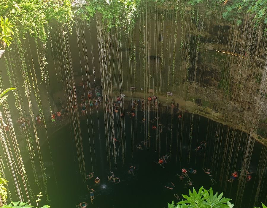 cenote Ik-kil fica apenas 3 km de distäncia de Chichén-Itzá