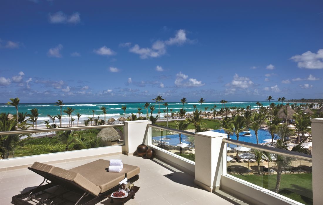 Varanda do Hard Rock Hotel & Casino Punta Cana com vista para a praia. (Foto: divulgação)