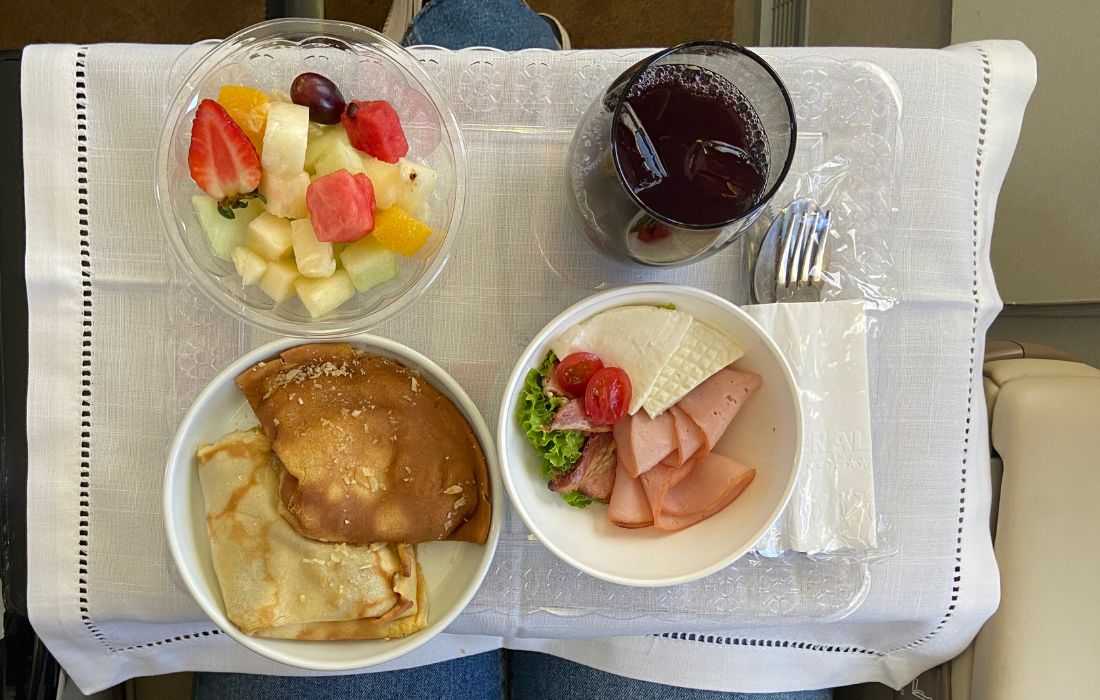 Café da manhã oferecido pela companhia aérea Sideral em um voo da ViagensPromo