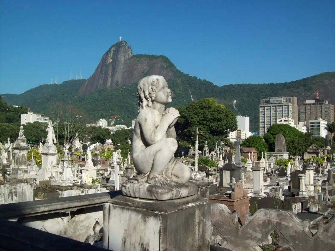 Cemitério em Nápoles oferece passeio 'macabro' a turistas - InfoMoney