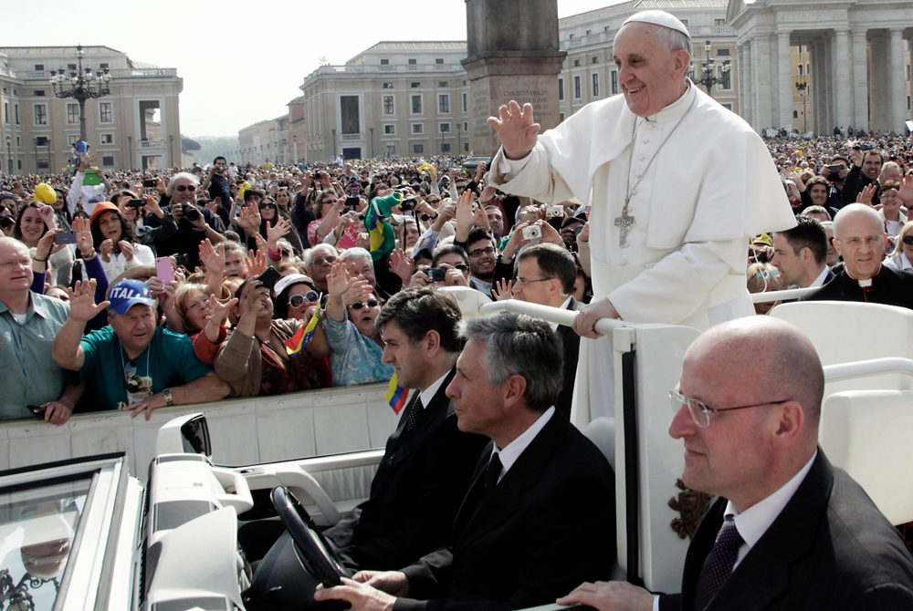 Papa Francisco acena para o público na Praça de São Pedro