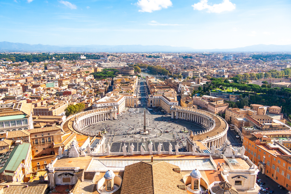 Vista aérea do Vaticano em meio à cidade de Roma