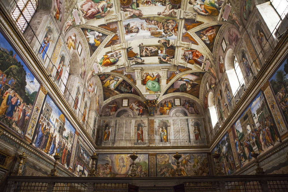 Paredes e teto da Capela Sistina, obra-prima de Michelangelo