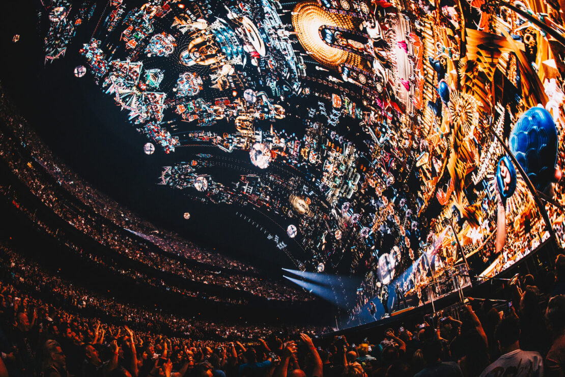 U2 levou o público de quase 20 mil pessoas por uma jornada musical e visual (divulgação)