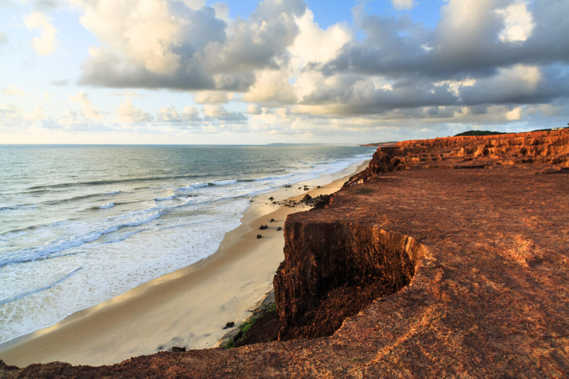 Localizada em Natal, a Praia de Pipa é conhecida por suas águas cristalinas (shutterstock)