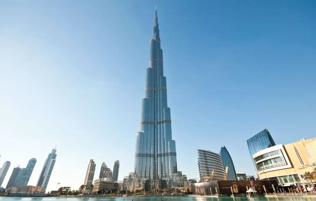 O Burj Khalifa rasga o céu de Dubai com seus pomposos 828 metros.  (shutterstock)