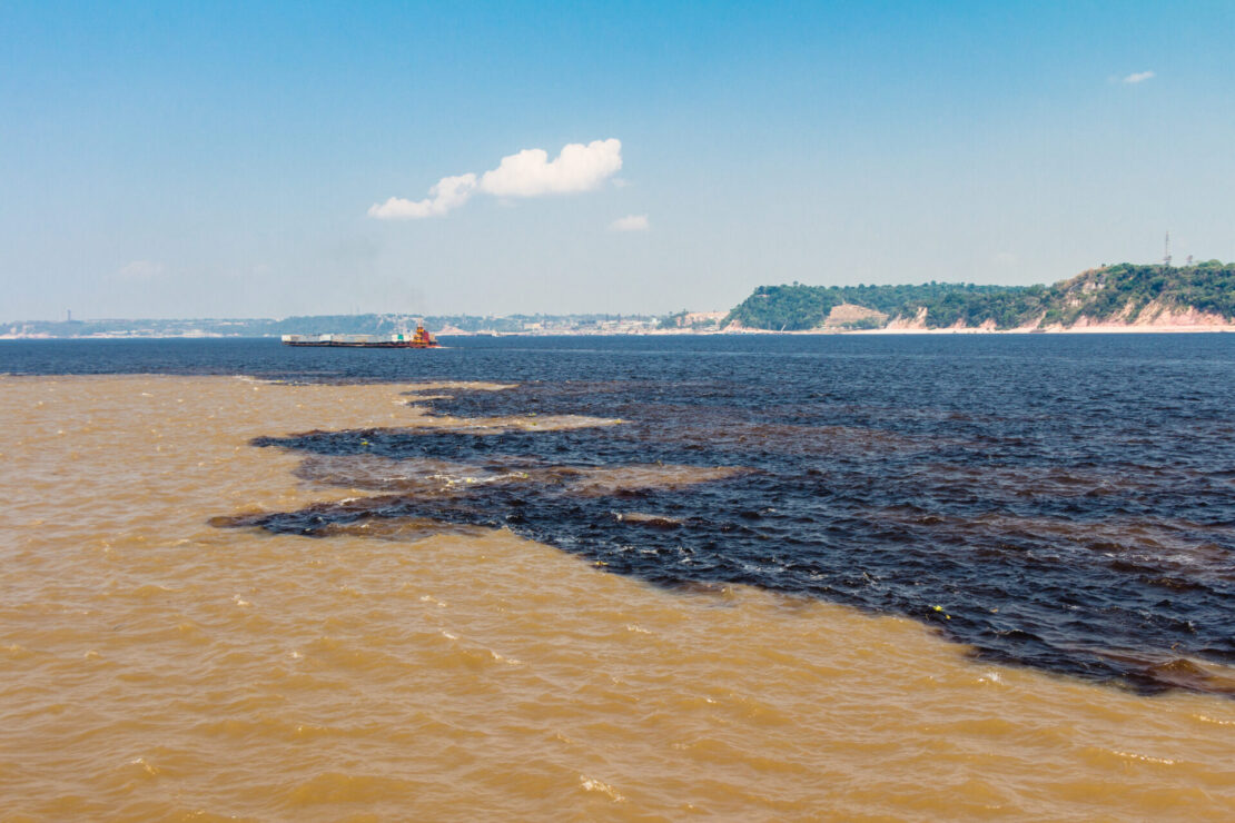 Junção dos rios Negro e Solimões, em Manaus (shutterstock)
