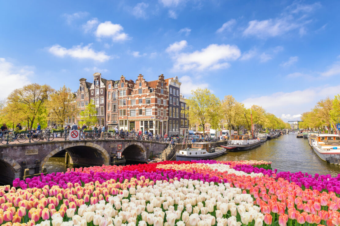 Amsterdã atrai em média mais de um milhão de turistas por mês. (shutterstock)