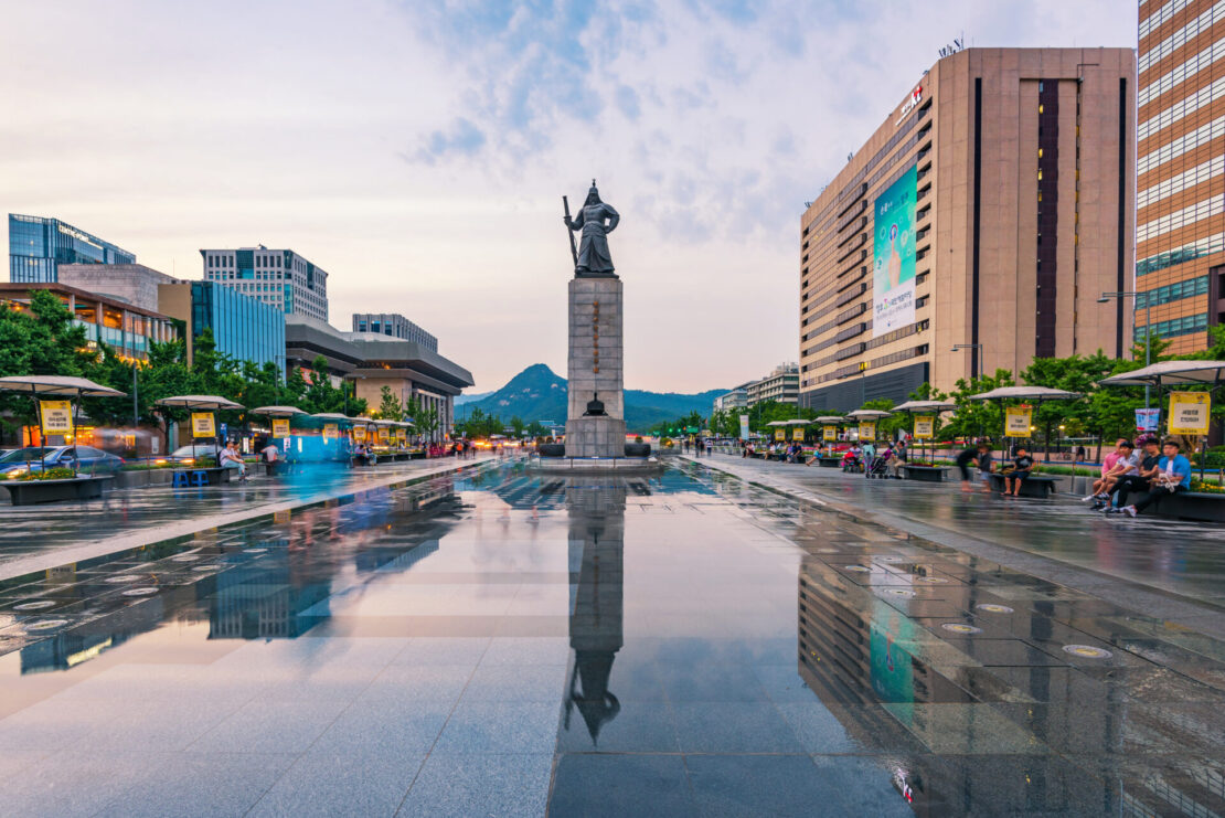 Com mais de 600 anos de história, o Gwanghwamun Plaza recebe visitantes o ano inteiro (shutterstock)