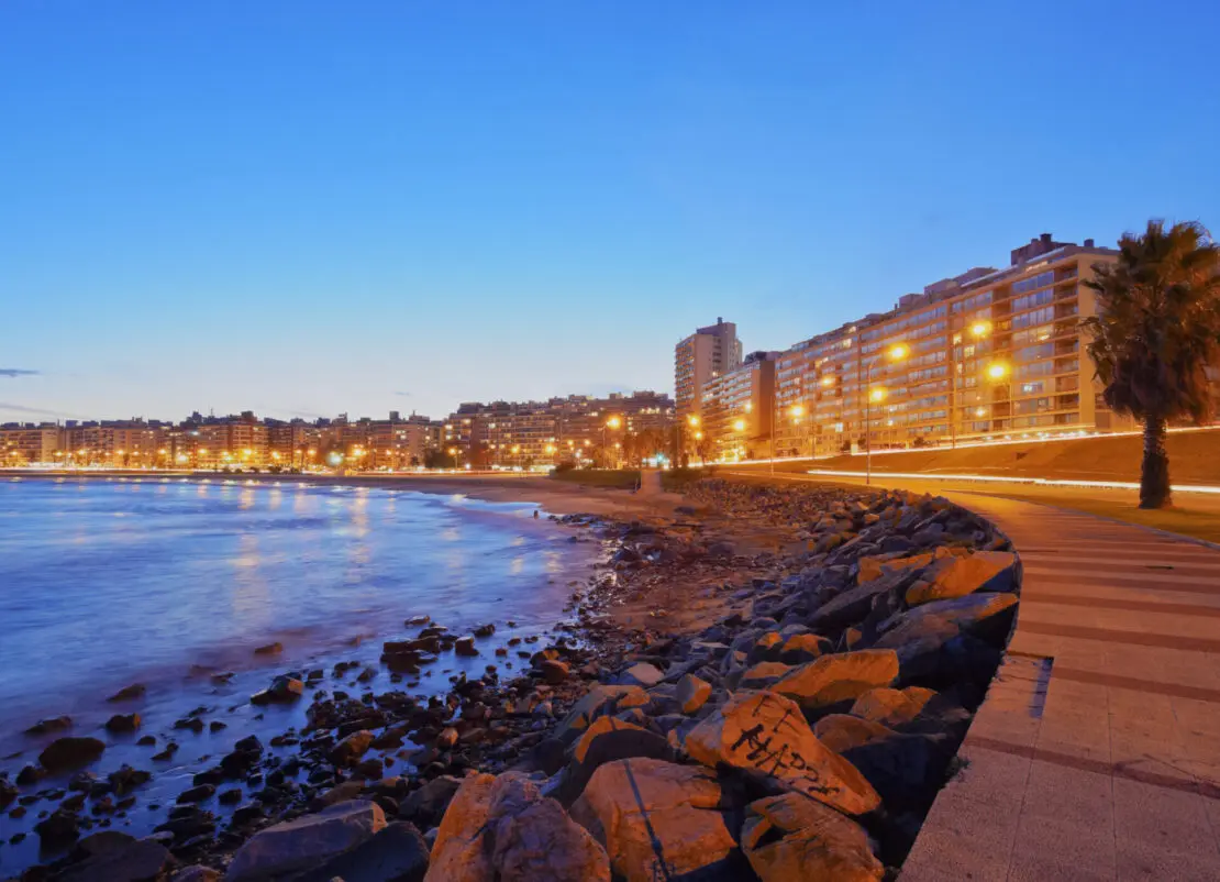 Rambla é uma extensa avenida à beira-mar em Montevidéu (shutterstock)
